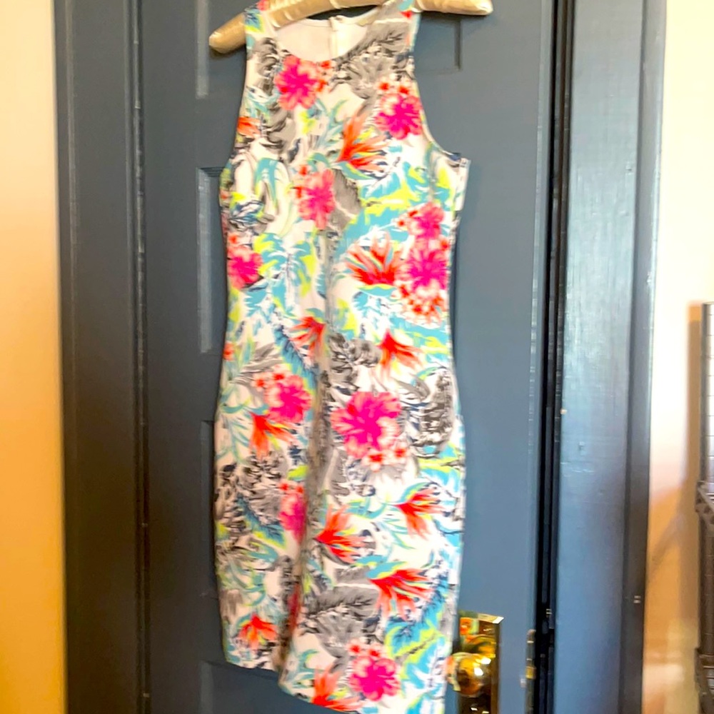 Guess dress, very form fitting and flattering. Size medium-fit size 6 or 8